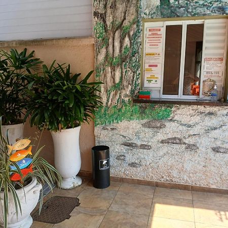 Pousada Parque Suites Estacionamento E Piscina กัวรูจา ภายนอก รูปภาพ